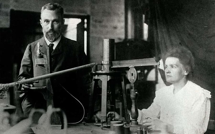 Piere y Marie Curie en su laboratorio